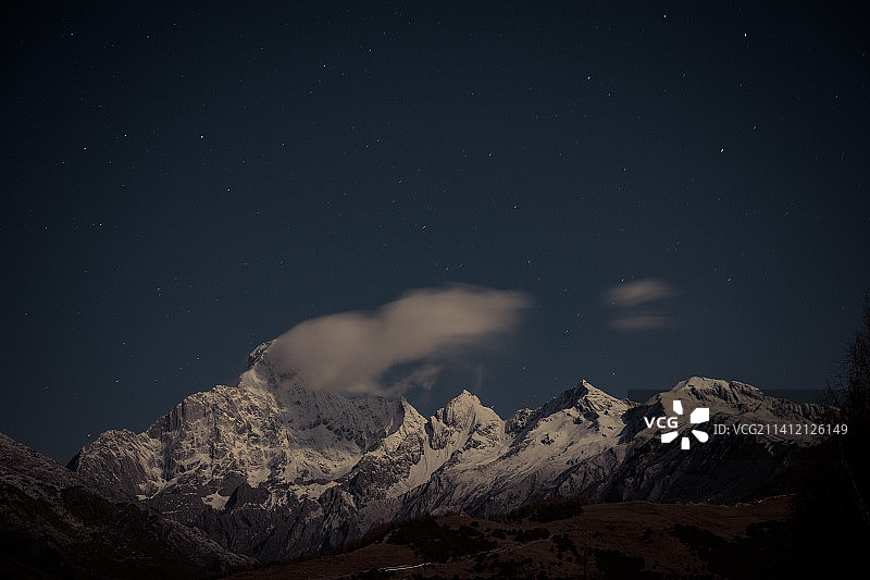 夜幕下白雪皑皑的群山景色图片素材