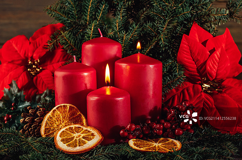 两个燃烧的红色降临蜡烛降临花环装饰在木制图片素材