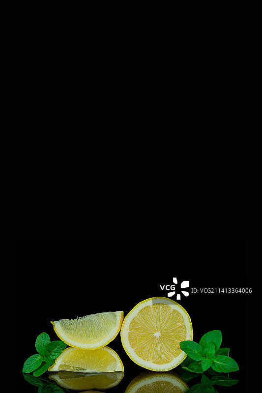 静物，黑色背景上的柠檬和酸橙，英国，英国图片素材