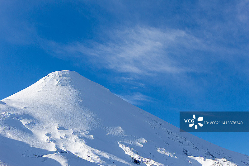 智利洛斯拉各斯的奥索尔诺，蓝天下白雪皑皑的山景图片素材