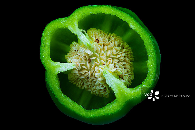 黑色背景下的绿色甜椒特写，普埃布拉，墨西哥图片素材