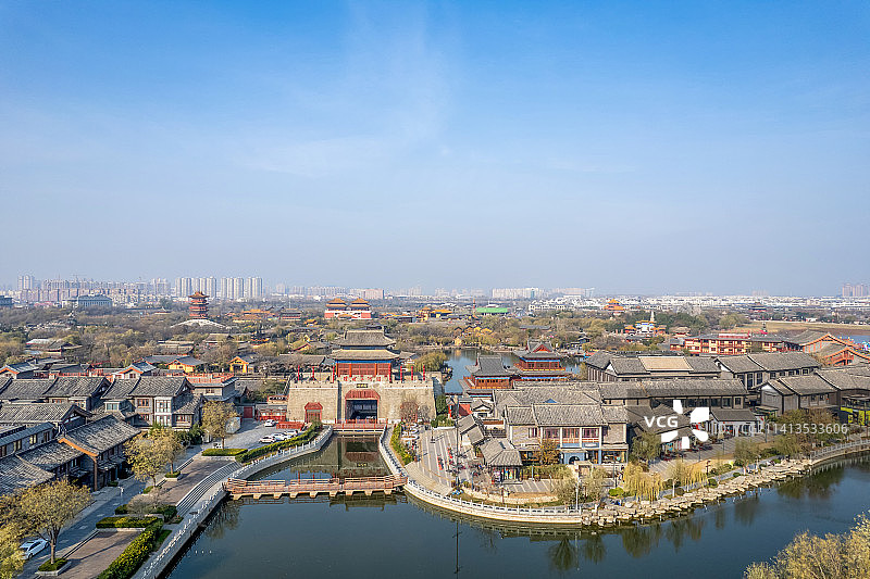 航拍中国河南郑州清明上河园冬季风光图片素材