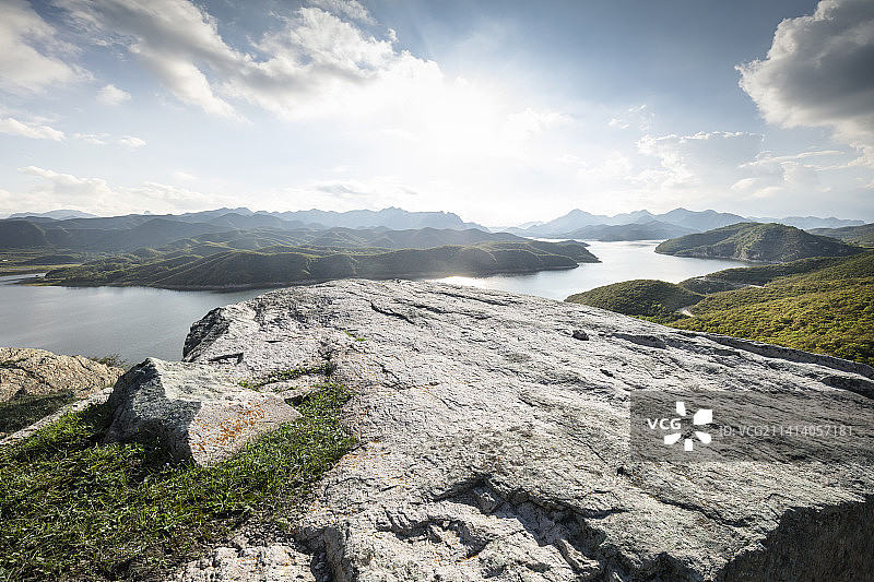 山顶岩石平台与户外自然风景，汽车广告背景图图片素材