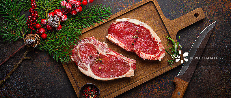 切菜板上的肉的高角度视图图片素材