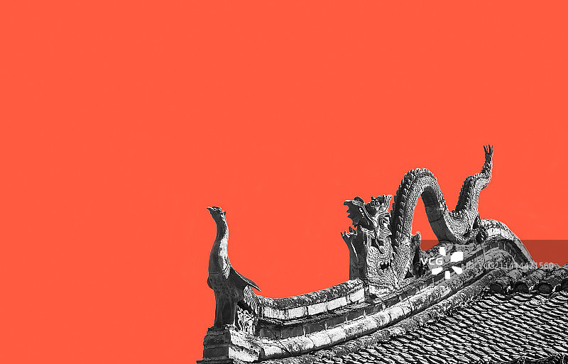 中国东方红色背景的古建筑屋檐上雕刻龙图片素材