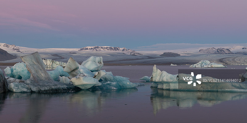 冰岛冬季，冰冻的湖面映衬着天空图片素材