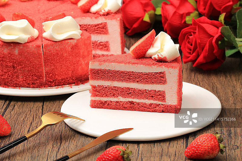草莓红丝绒慕斯蛋糕切块蛋糕图片素材