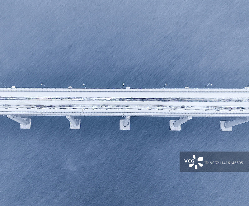 风雪中的跨海大桥图片素材