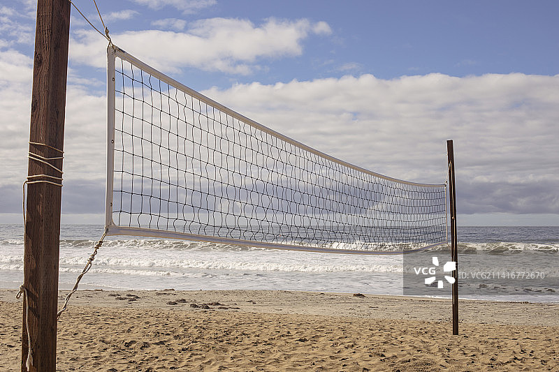 沙滩排球网与海洋和白云图片素材