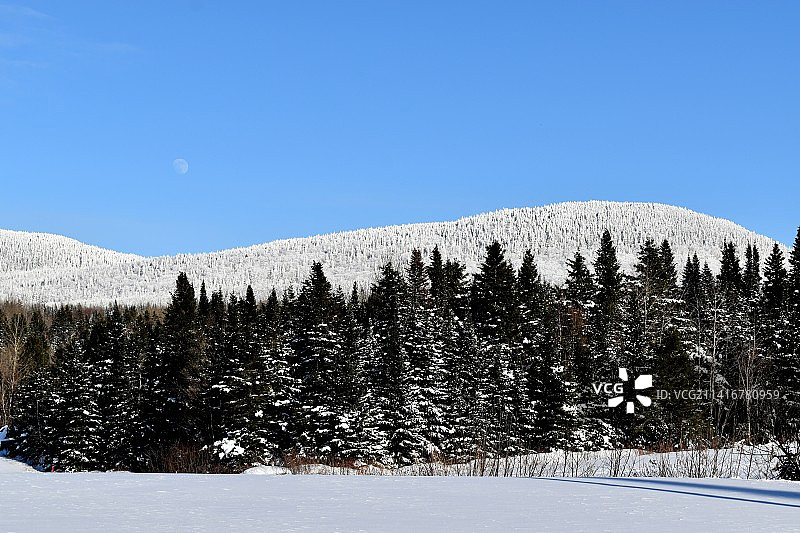 蓝天下的雪山，加拿大图片素材
