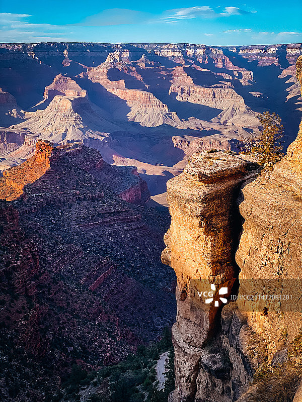 美国亚利桑那州大峡谷村的岩层鸟瞰图图片素材