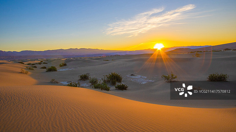 日落时，美国加利福尼亚州因约县沙漠的天空风景图片素材