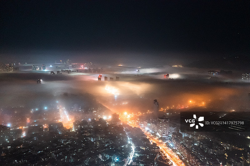 2023年厦门第一场平流雾 图为平流雾下的夜景图片素材