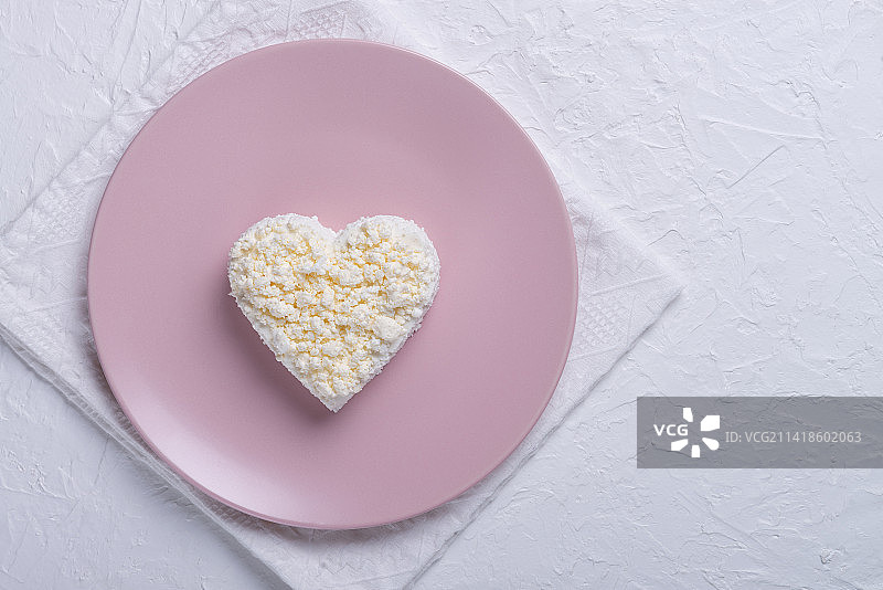 白色桌子上粉色盘子里的心形软舍奶酪，文字复制空间，斯塔夫罗波尔，斯塔夫罗波尔边疆区，俄罗斯图片素材
