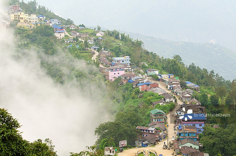 建筑和山脉的高角度视图，达达巴扎尔，尼泊尔图片素材