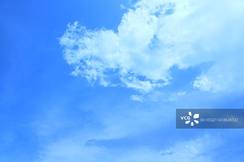 天空中云的低角度视图，三宝垄，印度尼西亚图片素材