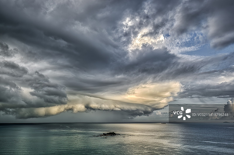 马六甲海峡的清晨大陆架云- 20220921073818，丹戎邦加，槟城，马来西亚图片素材