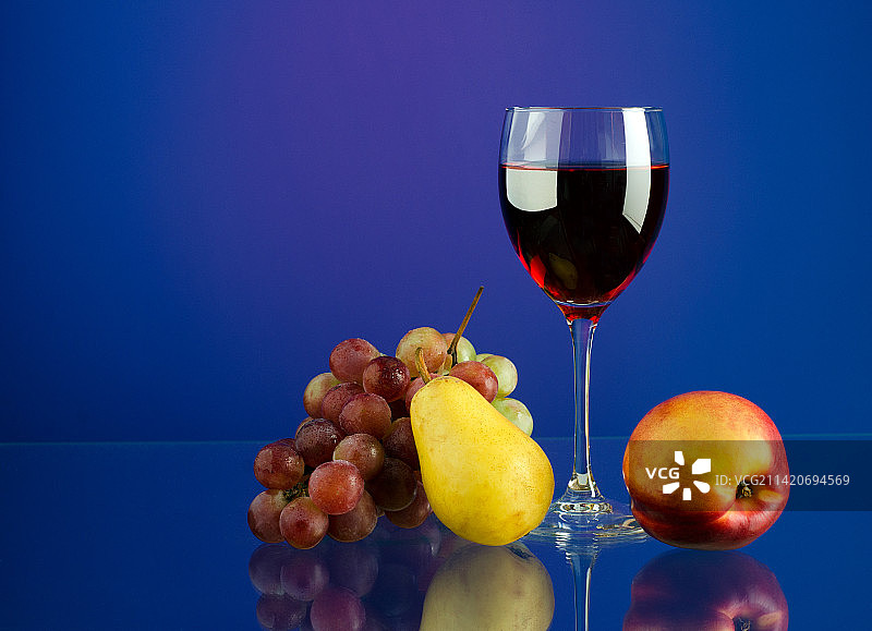 一杯明亮的蓝色水果背景的葡萄酒，产自罗马尼亚图片素材