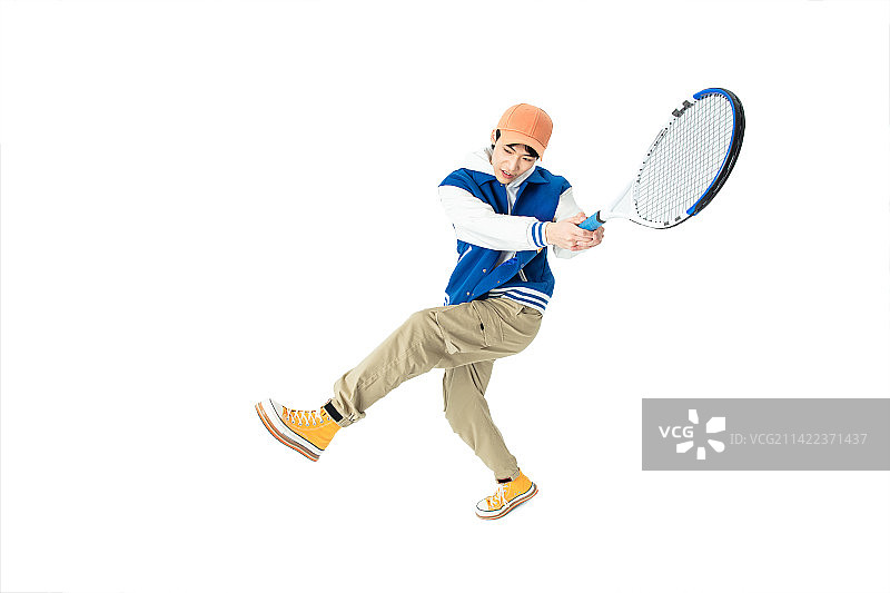 用力挥打网球拍的年轻男生图片素材
