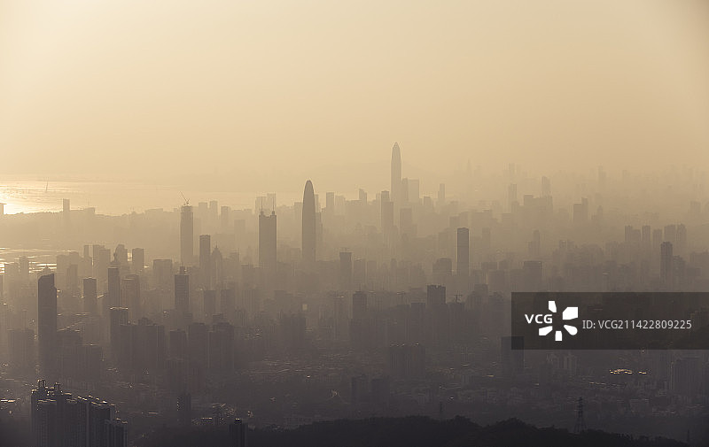 梧桐山俯瞰深圳城市景观图片素材