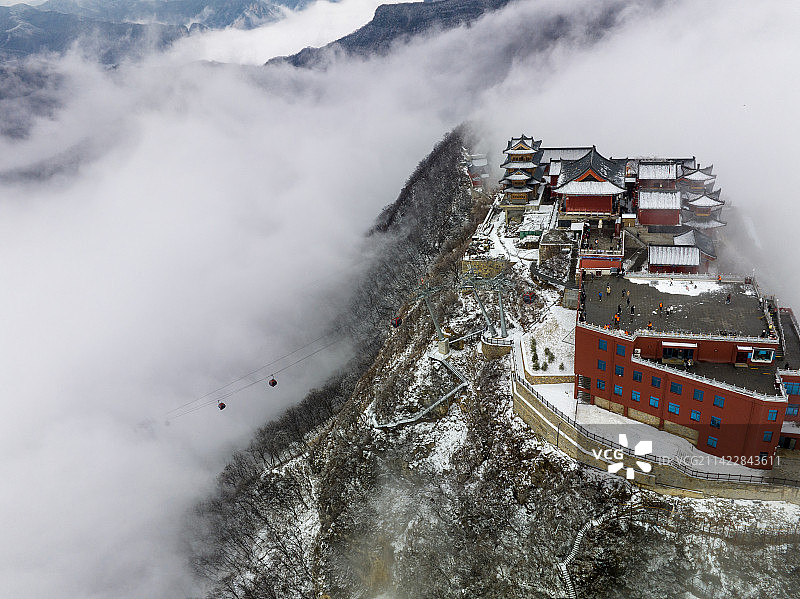 河南省焦作市云台山风景区，茱萸峰，冬季雪后航拍。图片素材