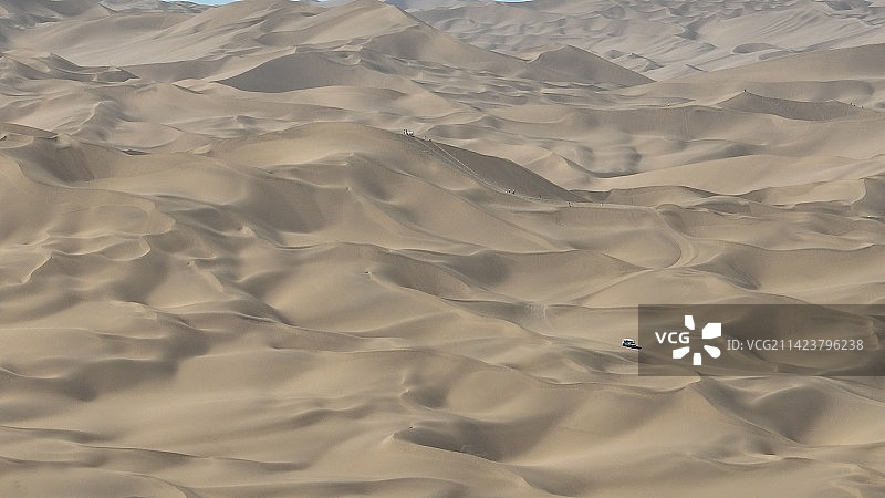 蓝天下航拍新疆吐鲁番鄯善县库木塔格沙漠图片素材