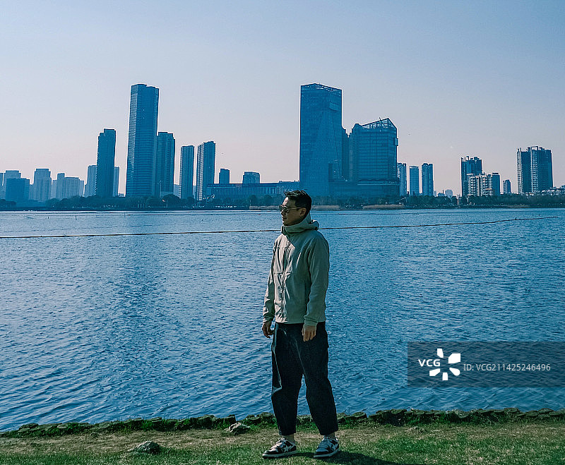 江苏宜兴 东氿公园湖边欣赏风景的男子图片素材