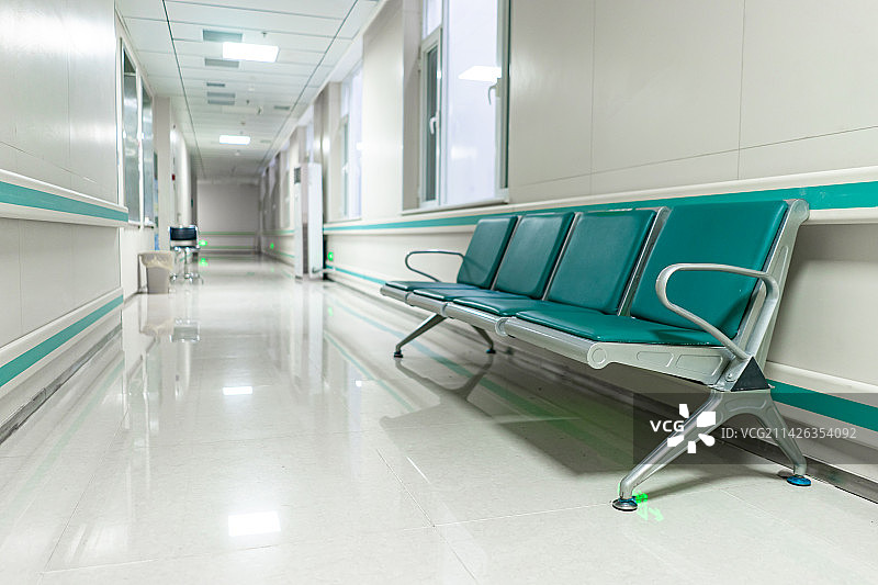 中国医院生病健康检查治病治疗拍摄主题，走廊里一排整齐的重复的长椅座位，室内无人图像摄影图片素材