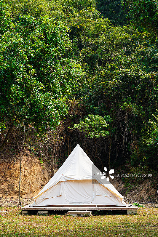 山林中的露营帐篷图片素材