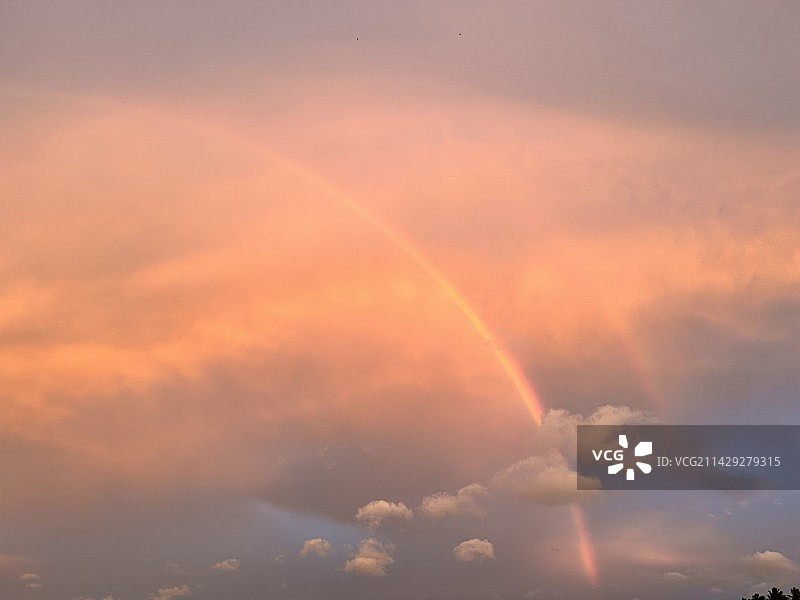 日落时彩虹对天空的低角度视图图片素材