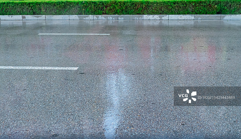 中国城市道路拍摄主题，雨后的马路上的道路标识，户外白昼无人图像摄影图片素材