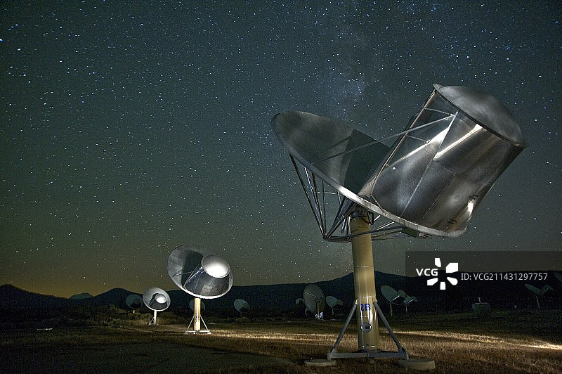 晚上的艾伦望远镜阵图片素材