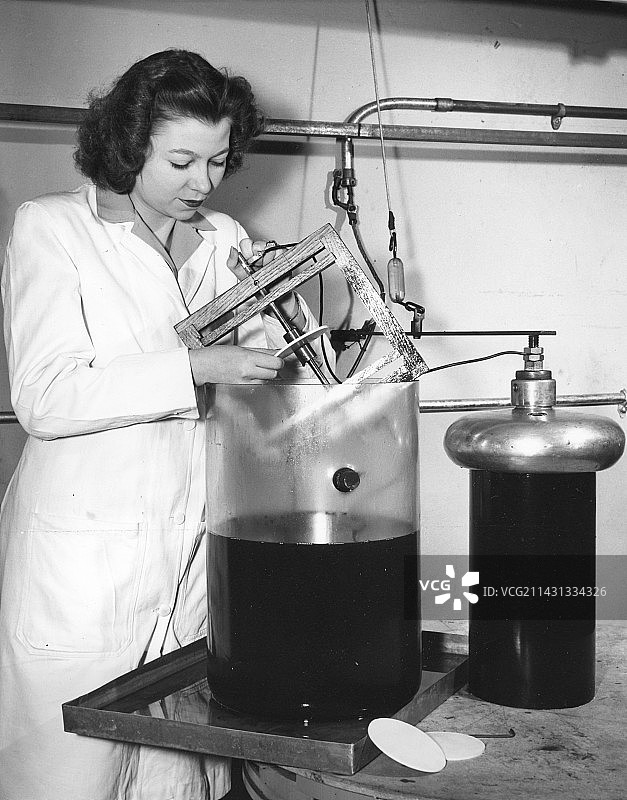 特氟龙塑料的介电试验，1940年图片素材