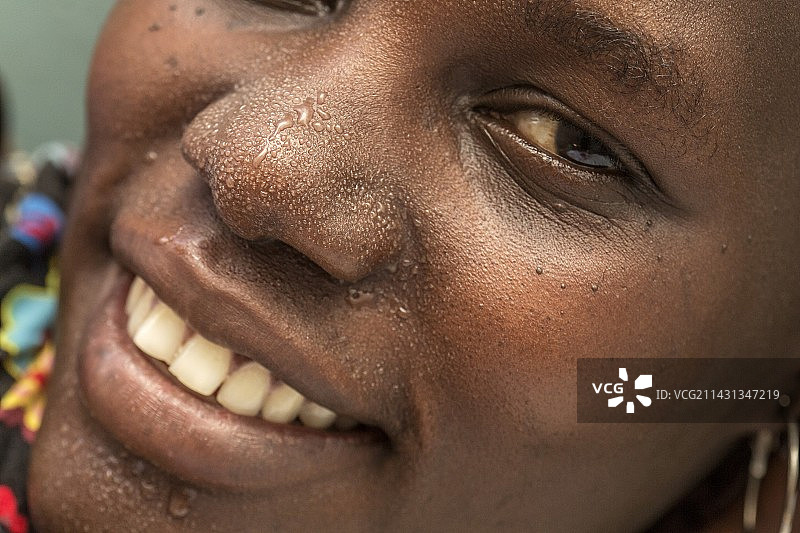 妇女因疟疾而出汗图片素材