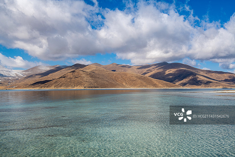 蓝天白云下的西藏圣湖羊湖图片素材