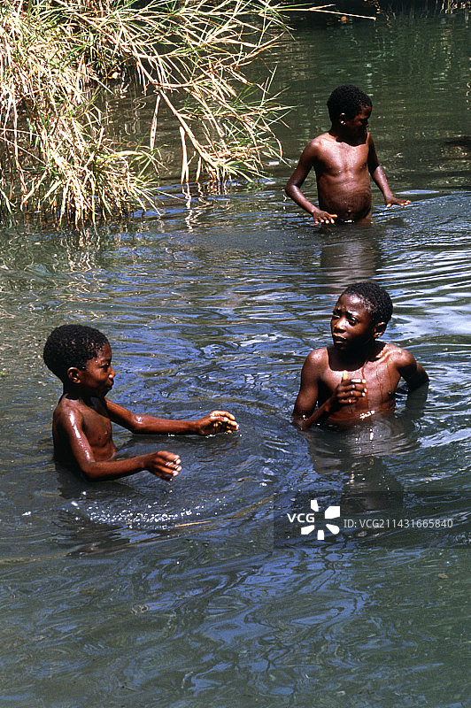 儿童站在感染血吸虫的水中图片素材