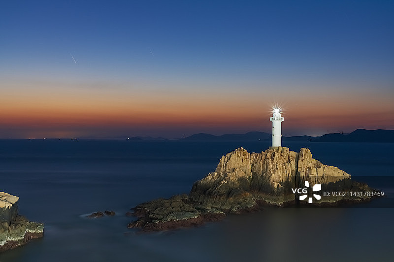 中国浙江省东极岛星空和灯塔和海上夜景图片素材