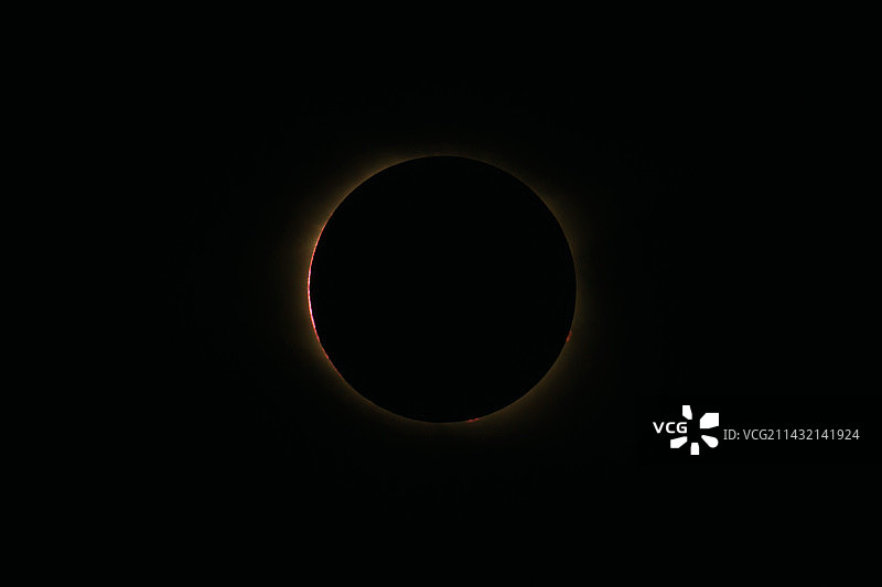 2017年美国日全食太阳的日冕层和色球层和红色日珥图片素材