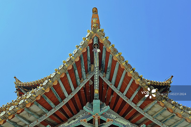 蓝天映衬下的寺庙低视角图片素材