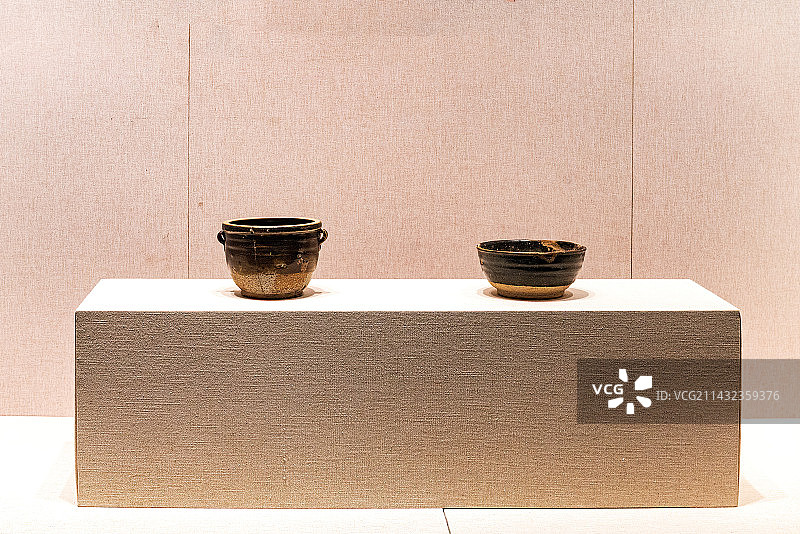 中国五代黑釉民用瓷器，罐，碗图片素材
