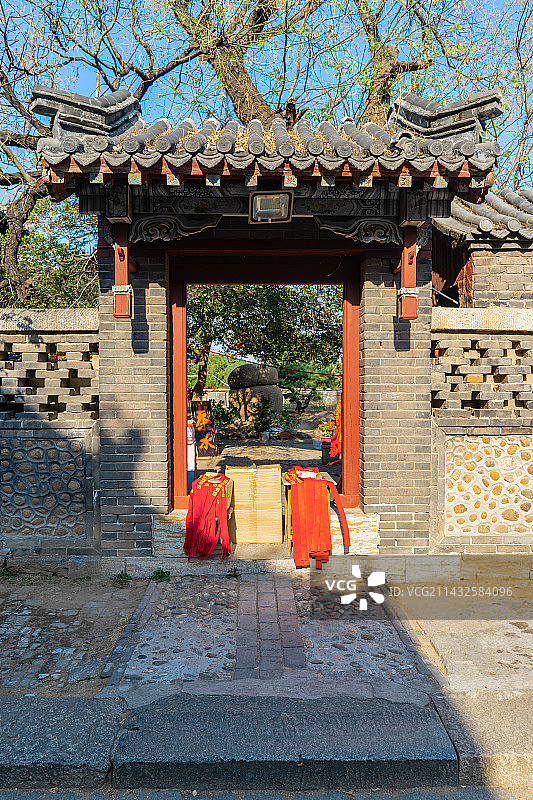 中国古代建筑拍摄主题，山东泰安泰山区泰山风景区，古代庭院里的随墙门，户外白昼无人图像摄影图片素材