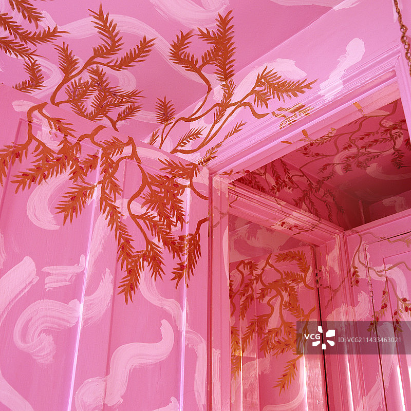 维多利亚时代的伦敦别墅，带有阿拉伯风格的陶瓷和粉红色的墙壁图片素材