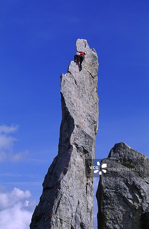 在瑞士阿尔卑斯山的一根石针上攀爬图片素材
