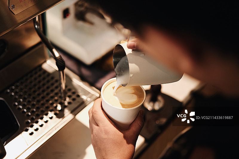 拿铁咖啡的制作过程包含拉花视图图片素材