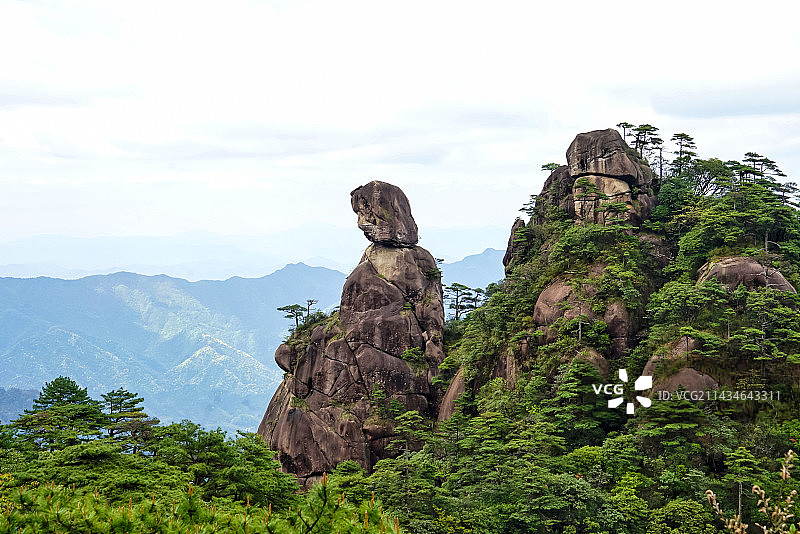 三清山东方女神峰岩石对天的低角度视图图片素材