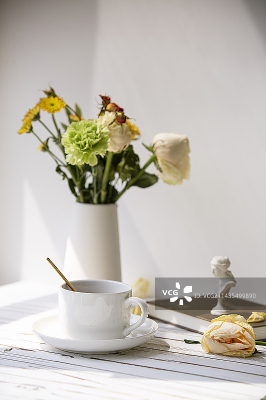 阳光下的咖啡与花束图片素材