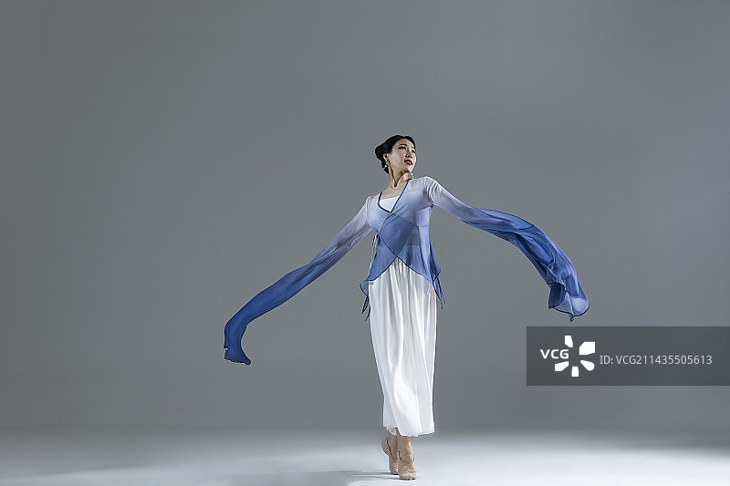 中国风古典舞：美女舞者跳水袖舞图片素材