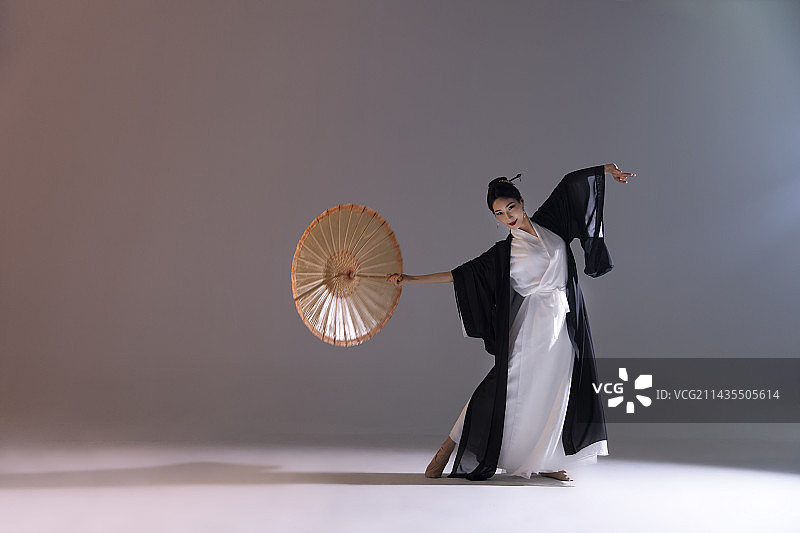 中国水墨古典舞：古装美女舞者与油纸伞图片素材