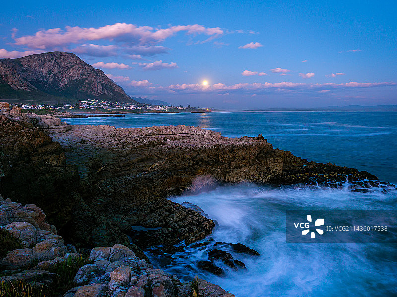 超级月亮从沃克湾升起。Hermanus。鲸鱼海岸。Overberg。西开普。南非图片素材
