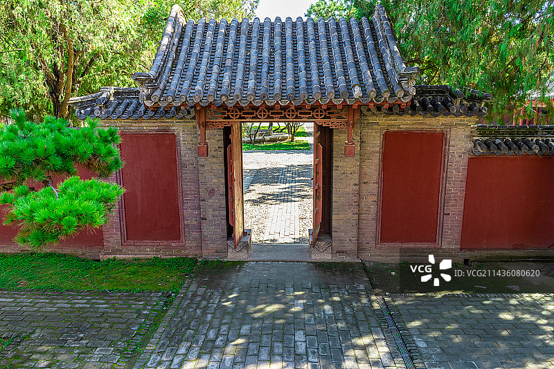 中国山东泰安著名景点泰山旅行旅游目的地风景区，泰山第一行宫岱庙，随墙门和红色的墙壁，户外白昼无人图像图片素材